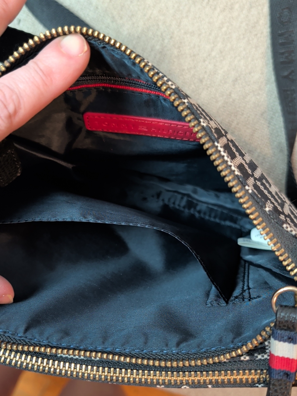 Tommy Hilfiger Monogram Shoulder Bag Crossbody Like New - Picture 6 of 9